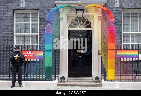 London, Großbritannien. 30. Juni 2021. Die farbenfrohe Installation bei Number 10 feiert die Global Pride Week. Kredit: Mark Thomas/Alamy Live Nachrichten Stockfoto