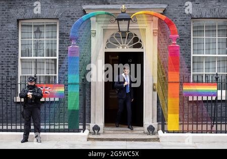 London, Großbritannien. 30. Juni 2021. Andrew Parsons, offizieller Fotograf der Nummer 10, verlässt die Tür von Nummer 10. Die farbenfrohe Installation feiert die Global Pride Week. Kredit: Mark Thomas/Alamy Live Nachrichten Stockfoto