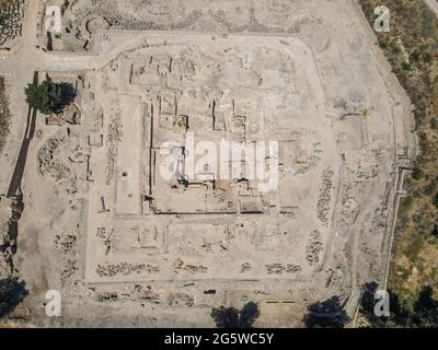 Drohnenansicht auf den Saranda Kolones Ruinen von Pafos auf der Insel Zypern Stockfoto