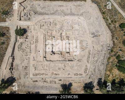 Drohnenansicht auf den Saranda Kolones Ruinen von Pafos auf der Insel Zypern Stockfoto