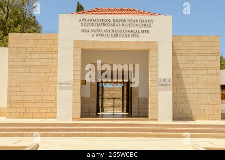 Paphos, Zypern - 15. Mai 2021: Eingangstor des archäologischen Parks Nea Paphos in der Stadt Paphos auf Zypern Stockfoto