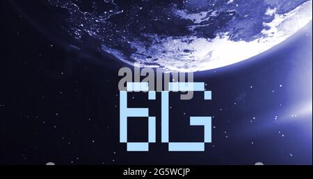 Bild von 6 g digitalem Text über sich drehenden Globus und violetter Sonne aus dem All Stockfoto