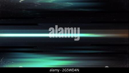 Digitales Bild von Lichtspuren und Glitch-Effekt vor schwarzem Hintergrund Stockfoto