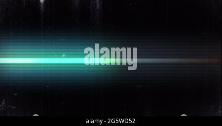 Digitales Bild von Lichtspuren und Glitch-Effekt vor schwarzem Hintergrund Stockfoto