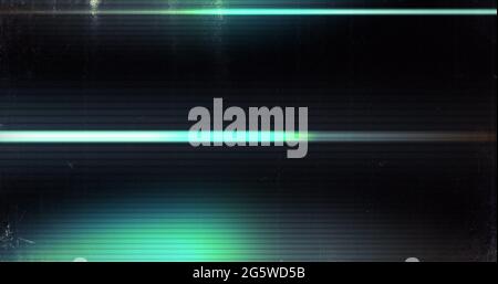 Digitales Bild von Lichtspuren und Glitch-Effekt vor schwarzem Hintergrund Stockfoto