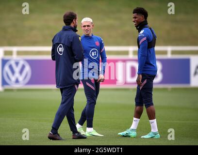 Phil Foden aus England (rechts) und Marcus Rashford mit Manager Gareth Southgate während einer Trainingseinheit im St. George's Park, Burton Upon Trent. Bilddatum: Mittwoch, 30. Juni 2021. Stockfoto