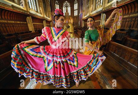 Tänzer des Billingham Festivals und der Balbir Singh Dance Company, während einer Vorpremiere auf der Sommertour The Two Fridas, UK, präsentiert vom Billingham International Folklore Festival of World Dance in Zusammenarbeit mit der Balbir Singh Dance Company, Inspiriert vom Leben und der Zeit der Künstlerinnen Frida Kahlo und Amrita Sher-Gil, die am 10. Juli im Ushaw Historic House, Chapel and Gardens in Durham eröffnet werden. Bilddatum: Mittwoch, 30. Juni 2021. Stockfoto