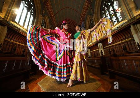 Tänzer des Billingham Festivals und der Balbir Singh Dance Company, während einer Vorpremiere auf der Sommertour The Two Fridas, UK, präsentiert vom Billingham International Folklore Festival of World Dance in Zusammenarbeit mit der Balbir Singh Dance Company, Inspiriert vom Leben und der Zeit der Künstlerinnen Frida Kahlo und Amrita Sher-Gil, die am 10. Juli im Ushaw Historic House, Chapel and Gardens in Durham eröffnet werden. Bilddatum: Mittwoch, 30. Juni 2021. Stockfoto