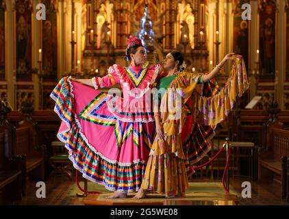 Tänzer des Billingham Festivals und der Balbir Singh Dance Company, während einer Vorpremiere auf der Sommertour The Two Fridas, UK, präsentiert vom Billingham International Folklore Festival of World Dance in Zusammenarbeit mit der Balbir Singh Dance Company, Inspiriert vom Leben und der Zeit der Künstlerinnen Frida Kahlo und Amrita Sher-Gil, die am 10. Juli im Ushaw Historic House, Chapel and Gardens in Durham eröffnet werden. Bilddatum: Mittwoch, 30. Juni 2021. Stockfoto