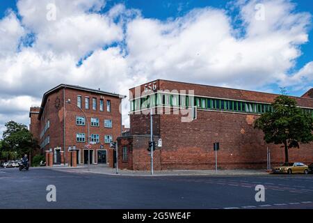 Berlin Mitte, Amperium Am Humboldthain. Die GSG-Immobiliengesellschaft vermietet Gewerbeimmobilien in der ehemaligen AEG-Fabrik Historisches denkmalgeschütztes Ziegelgebäude. Stockfoto
