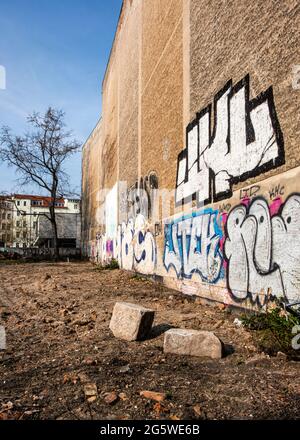 Alte Gebäudewand und leerer Stand an der Ecke Ackerstraße & Invalidenstraße, Mitte, Berlin Stockfoto