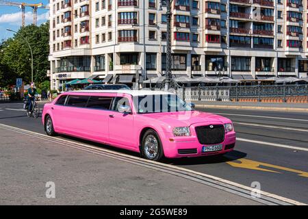 Pink Bentley Limousine auf der Weidendammer brücke, Mitte, Berlin, Deutschland Stockfoto