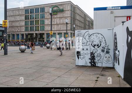Galerie Kaufhof Store & Baustelle des neuen Hochhauses am Alexnderplatz, Mitte, Berlin. Stockfoto