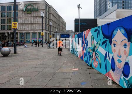 Galerie Kaufhof Store & Baustelle des neuen Hochhauses am Alexnderplatz, Mitte, Berlin. Stockfoto