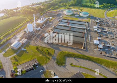 Panorama-Luftaufnahme von Becken für die Abwasserbelüftung und Reinigung im Prozess der Abwasserbehandlung auf biologischem Behandlungswasser Stockfoto