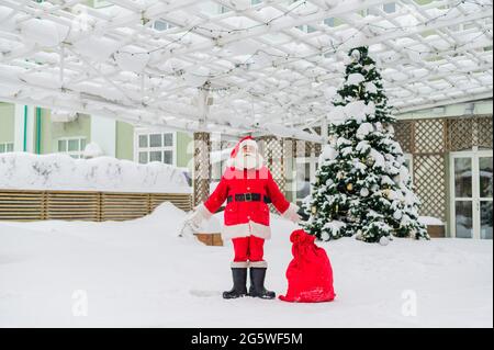 Der weihnachtsmann wünscht sich ein frohes weihnachtsfest im Freien Stockfoto