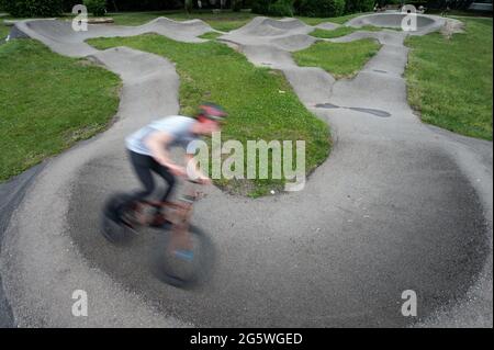 Gerlingen, Deutschland. 30. Juni 2021. Ein Mitarbeiter eines Jugendzentrums fährt mit einem BMX auf einer Pumpstrecke. Pumptracks stehen in vielen Gemeinden ganz oben auf der Liste, nicht nur bei Radfahrern. Die Corona-Pandemie hat den Bauboom erneut angekurbelt. Quelle: Marijan Murat/dpa/Alamy Live News Stockfoto