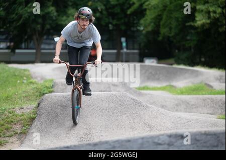 Gerlingen, Deutschland. 30. Juni 2021. Ein Mitarbeiter eines Jugendzentrums fährt mit einem BMX auf einer Pumpstrecke. Pumptracks stehen in vielen Gemeinden ganz oben auf der Liste, nicht nur bei Radfahrern. Die Corona-Pandemie hat den Bauboom erneut angekurbelt. Quelle: Marijan Murat/dpa/Alamy Live News Stockfoto