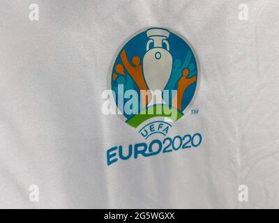 LONDON, Großbritannien - 2021. Juni: Logo für die UEFA Euro 2020 auf einem Fußballtrikot Stockfoto