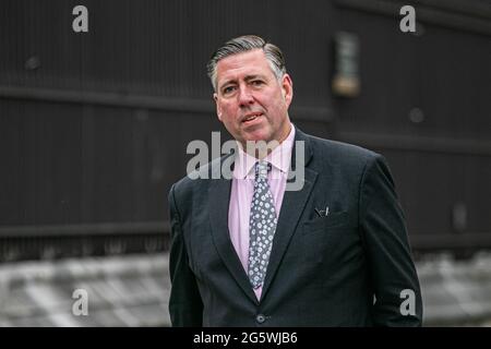 WESTMINSTER LONDON 30. Juni 2021. Sir Graham Brady, konservativer Abgeordneter für Altrincham Sale West und Vorsitzender des Ausschusses für 1922, trifft im Parlament ein. Credit amer Ghazzal/Alamy Live News Stockfoto