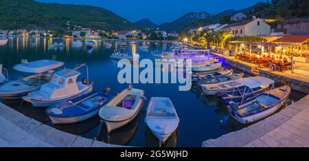 Kroatien - die Atmosphäre am Abend im kleinen Hafen von Zuliana Dorf - Halbinsel Peljesac. Stockfoto