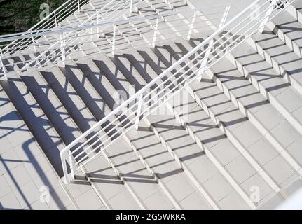 Blick von oben auf die Treppe mit weißem Geländer Stockfoto