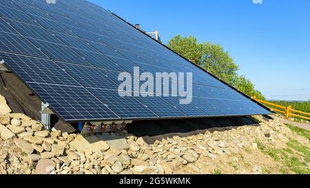 Blick auf das moderne, bodenmontierte Photovoltaikkraftwerk Stockfoto