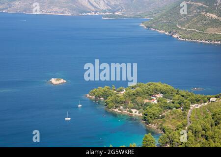 Kroatien - Die panoramatische Landschaft und die Küste der Halbinsel Peliesac bei Zuliana von der Spitze Sveti Ivan bei Sonnenaufgang Stockfoto