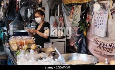 Mango klebrigen Reis Verkäufer Klong Toey Markt Großhandel Wet Market Bangkok Thailand größten Lebensmittelverteilzentrum in Südostasien Stockfoto