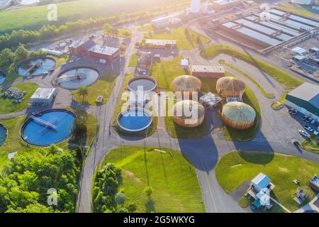 Moderne städtische Kläranlage Wasserreinigung ist der Prozess der Entfernung unerwünschter Chemikalien aus der Panorama-Luftaufnahme Stockfoto