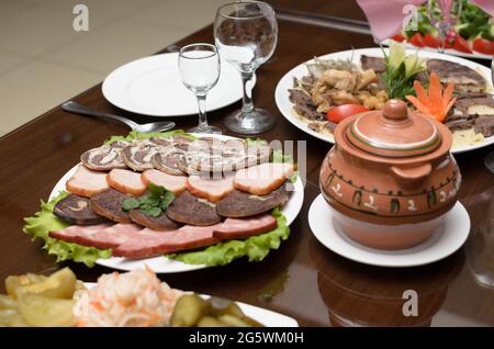 Fleischvorspeise mit geräuchertem Rindfleisch, Pferdefleisch, truthahn auf dem Banketttisch Stockfoto