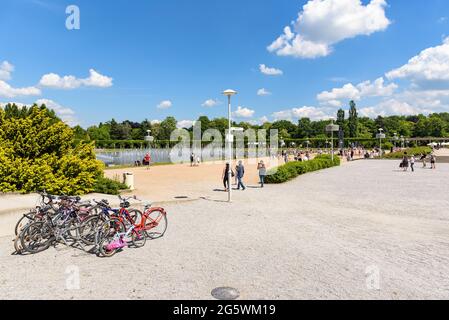 Worclaw, Polen - 6. Juni 2021: Touristen sehen sich die Show in Pergola - Wroclaw Multimedia Fountain an Stockfoto