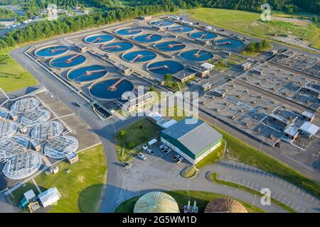 Moderne städtische Kläranlage Wasserreinigung ist der Prozess der Entfernung unerwünschter Chemikalien aus der Panorama-Luftaufnahme Stockfoto