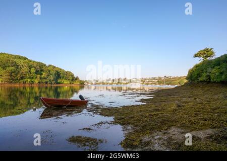 Die Mündung des Porth Creek, mit dem Percuil River und St. Mawes darüber hinaus: Roseland Peninsula, Cornwall, Großbritannien Stockfoto