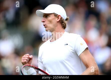 Kevin Anderson reagiert während seines zweiten Herren-Einzelmatches gegen Novak Djokovic auf dem Mittelfeld am dritten Tag von Wimbledon beim All England Lawn Tennis und Croquet Club in Wimbledon. Bilddatum: Mittwoch, 30. Juni 2021. Stockfoto