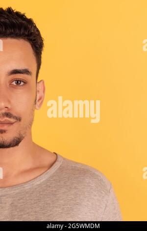 Junge männliche Porträt isoliert auf Studio-Hintergrund mit Copyspace für Anzeige. Flyer. Zugeschnittenes Bild Stockfoto