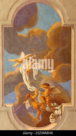 REGGIO EMILIA, ITALIEN - 13. APRIL 2018: Das Engelsfresko mit dem päpstlichen Kreuz in der Kirche Chiesa di San Pietro von Anselmo Govi (1939). Stockfoto