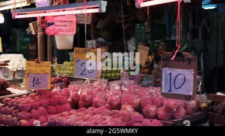 Pink Lights at Fruit Sellers Stall Klong Toey Market Wet Market Bangkok Thailand größter Lebensmittelverteiler in Südostasien Stockfoto