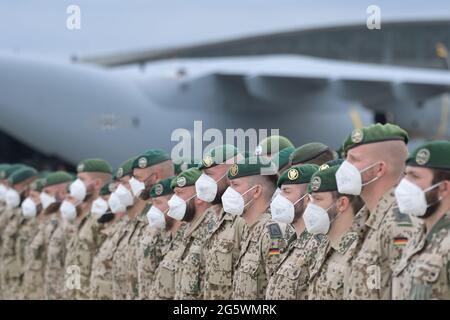 Wunstorf, Deutschland. 30. Juni 2021. Soldaten der Bundeswehr haben sich zum letzten Rollaufruf vor dem Airbus A400M der Luftwaffe aufgestellt. Die letzten Soldaten der deutschen Afghanistan-Mission sind auf dem Luftstützpunkt in Niedersachsen angekommen. Die Mission war am Vorabend nach fast 20 Jahren beendet. Die Soldaten waren mit vier Militärflugzeugen aus dem Feldlager in Masar-i-Sharif im Norden Afghanistans geflogen. Quelle: Hauke-Christian Dittrich/dpa-Pool/dpa/Alamy Live News Stockfoto