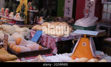 Mangos Ananas und Orangen Klong Toey Market Großhandel Wet Market Bangkok Thailand größte Lebensmittel-Vertriebszentrum in Südostasien verirrt Stockfoto