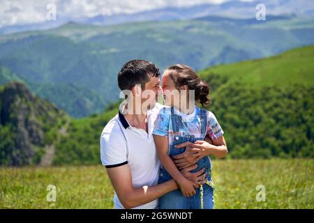 Vater und Tochter umarmen und glücklich Stockfoto