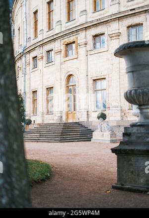 Der Gatchina Palace Park. Eigener Garten. Skulptur der 'geflügelten Sphinx'. Stockfoto