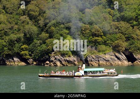 Der Paddle Steamer Kingswear Castle, Großbritanniens letzter dampfbetriebener Flussraddampfer, nimmt Touristen mit auf den River Dart von Devon. Stockfoto