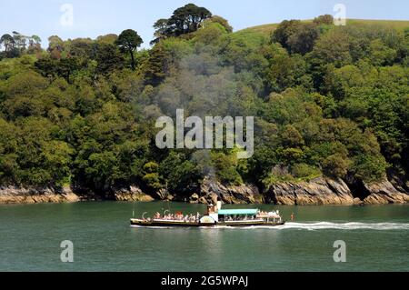 Der Paddle Steamer Kingswear Castle, Großbritanniens letzter dampfbetriebener Flussraddampfer, nimmt Touristen mit auf den River Dart von Devon. Stockfoto