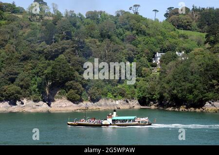 Der Paddle Steamer Kingswear Castle, Großbritanniens letzter dampfbetriebener Flussraddampfer, nimmt Touristen mit auf den River Dart von Devon. Stockfoto