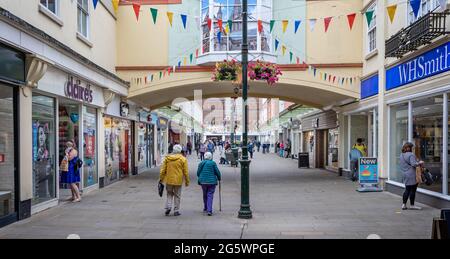 Geschäfte und Fußgänger in der Old George Mall, Salisbury, Wiltshire, Großbritannien am 29. Juni 2021 Stockfoto