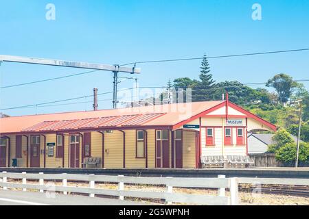 Paekakariki Station Museum, die Zwischenstation der Kapiti-Linie für Metlinks elektrische Mehreinheiten-Pendlerzüge von Wellington. Stockfoto