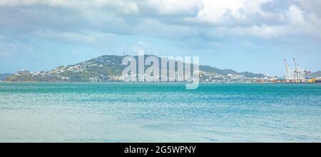 Blick auf den Hafen von Wellington, Neuseeland. Aufgenommen von Wellington Urban Motorway, Neuseeland am 4. Dezember 2019 Stockfoto