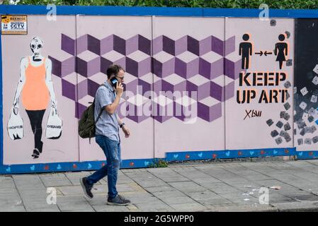 COVID 19, Coronavirus-bezogene Graffiti-Kunst in Southend on Sea, Essex, Großbritannien. Anti-soziale Distanzierung. Hoffnungen und Träume Einkaufstaschen, Gasmaske Stockfoto