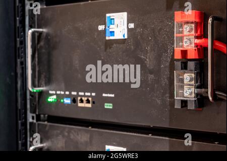 bank von elektrischen Batterien in einem Wohnhaus, das für die Notstromversorgung oder in Verbindung mit der Speicherung von Solarenergie verwendet wird Stockfoto